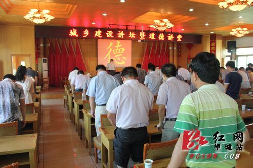 行一份大禮，活動(dòng)上，大家向德字鞠躬。解巾英 攝