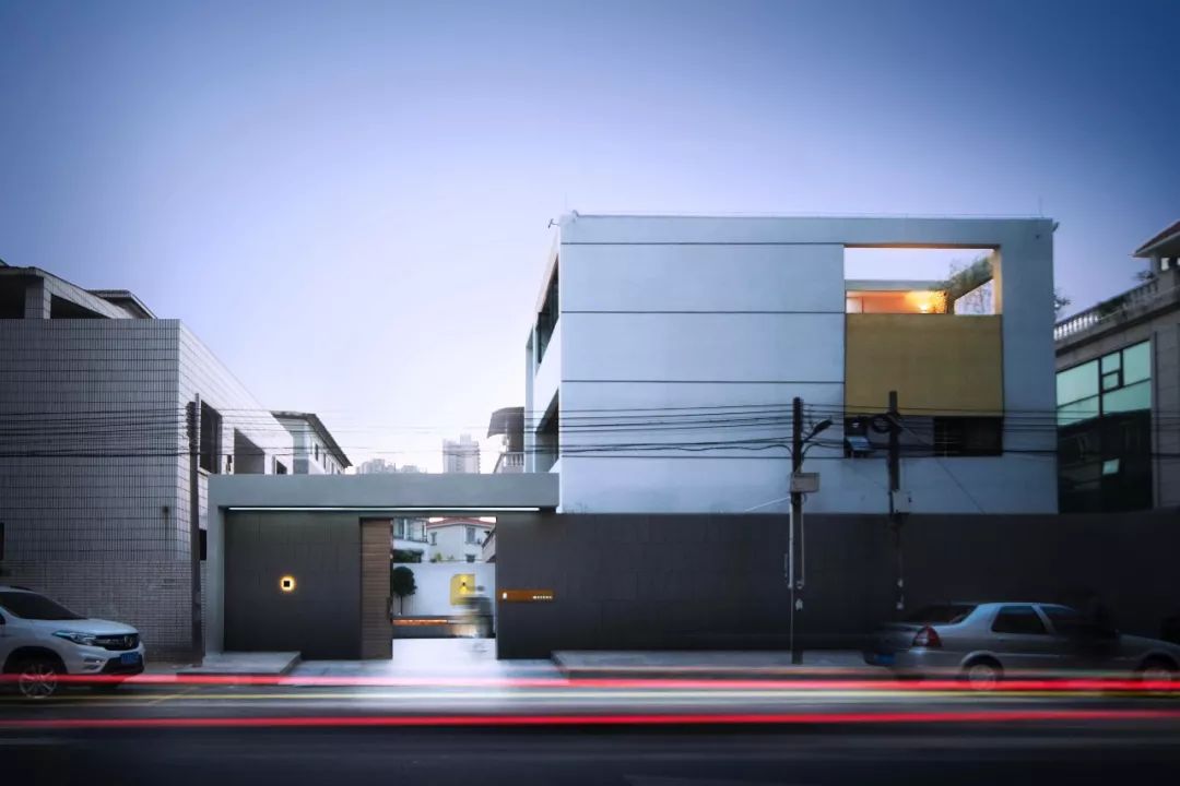 廢棄30年的舊宅，建筑師改后不僅清爽通透，還多了1間房和2個(gè)院子