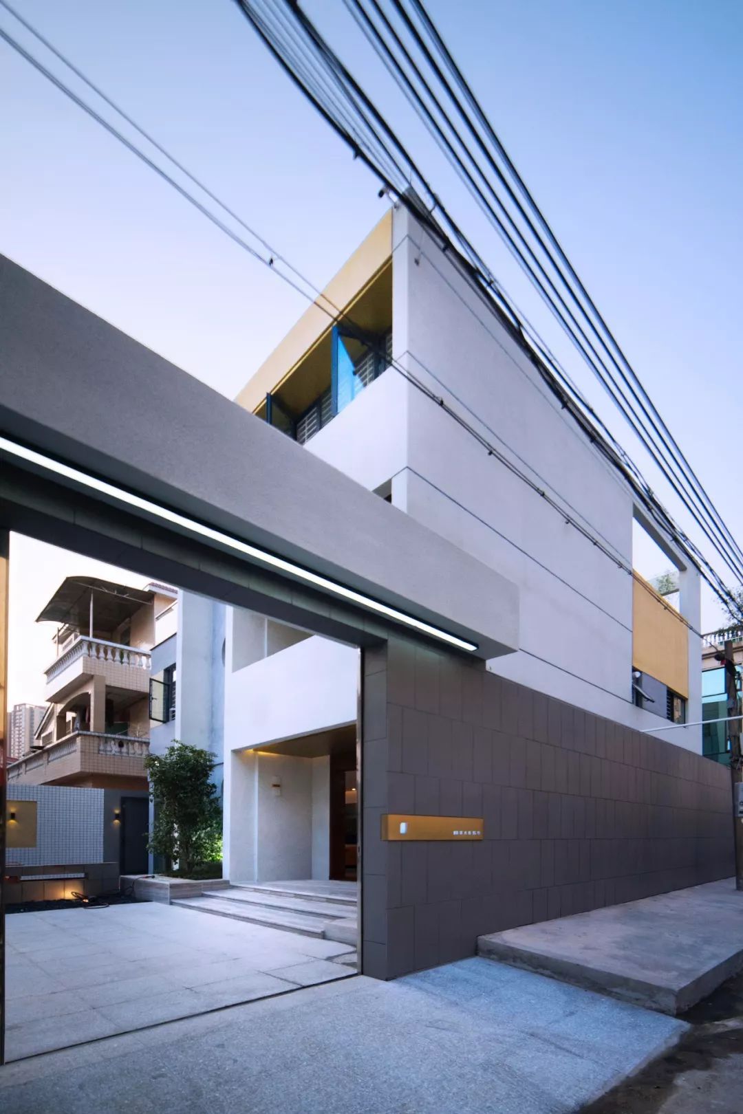 廢棄30年的舊宅，建筑師改后不僅清爽通透，還多了1間房和2個(gè)院子