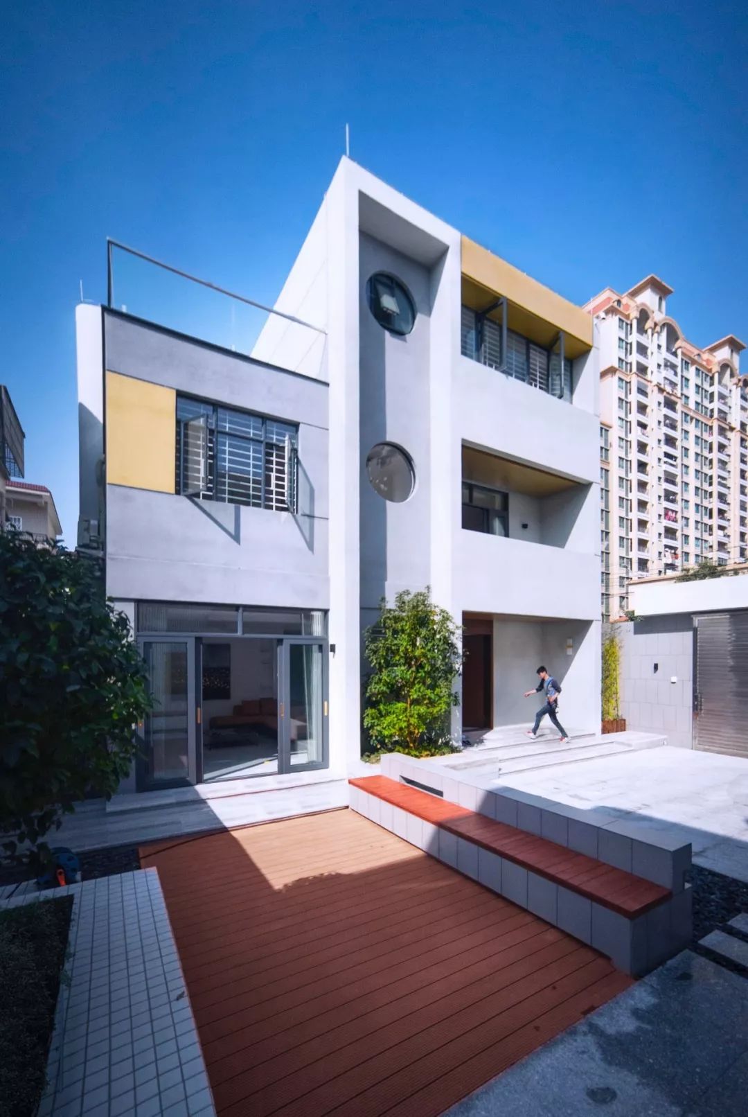 廢棄30年的舊宅，建筑師改后不僅清爽通透，還多了1間房和2個(gè)院子