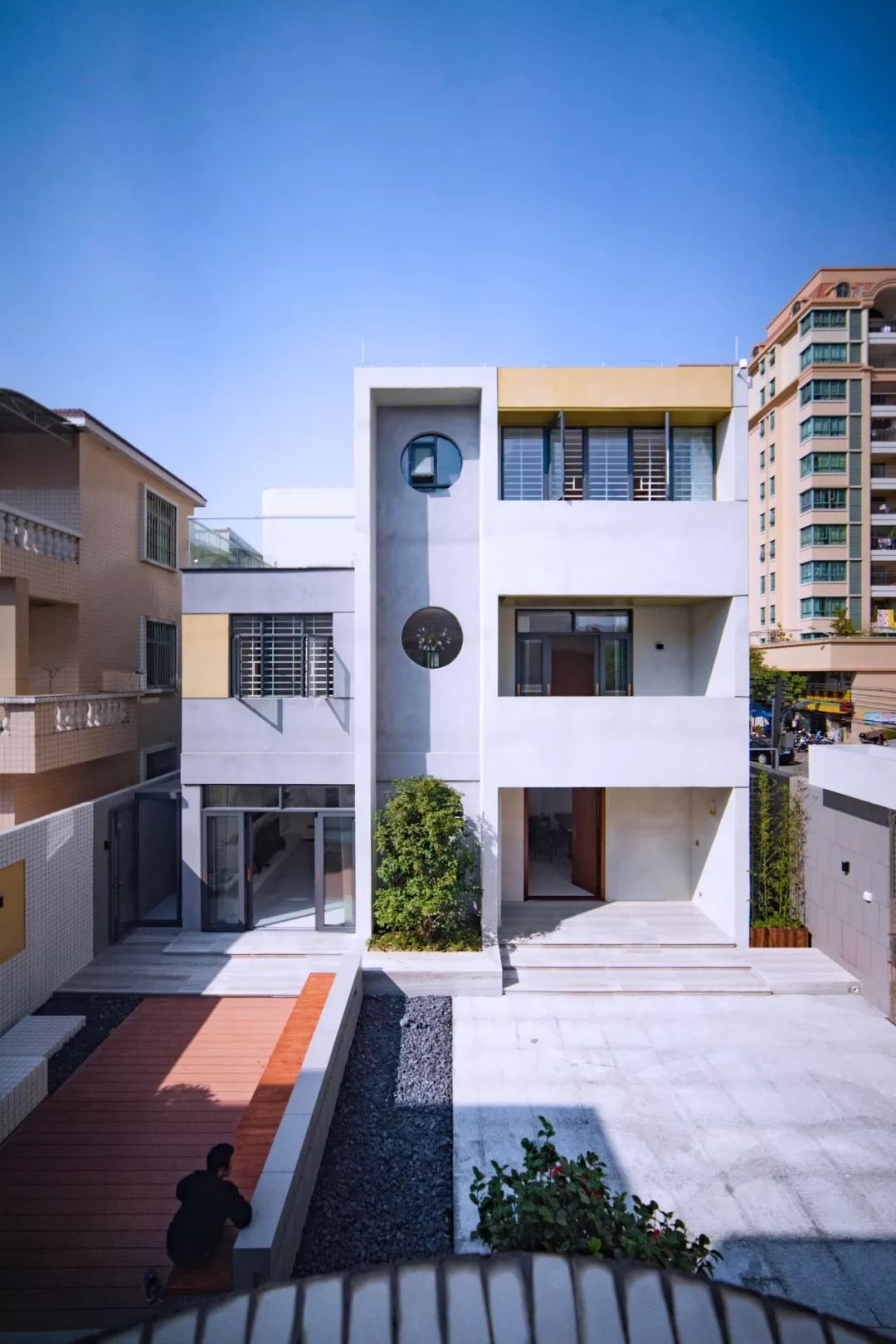 廢棄30年的舊宅，建筑師改后不僅清爽通透，還多了1間房和2個(gè)院子