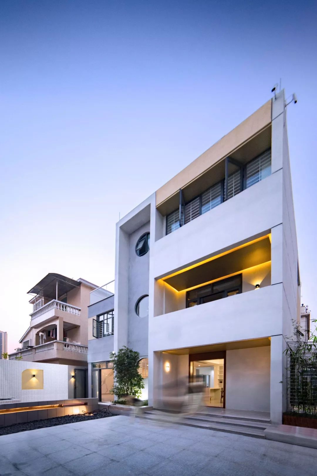 廢棄30年的舊宅，建筑師改后不僅清爽通透，還多了1間房和2個(gè)院子