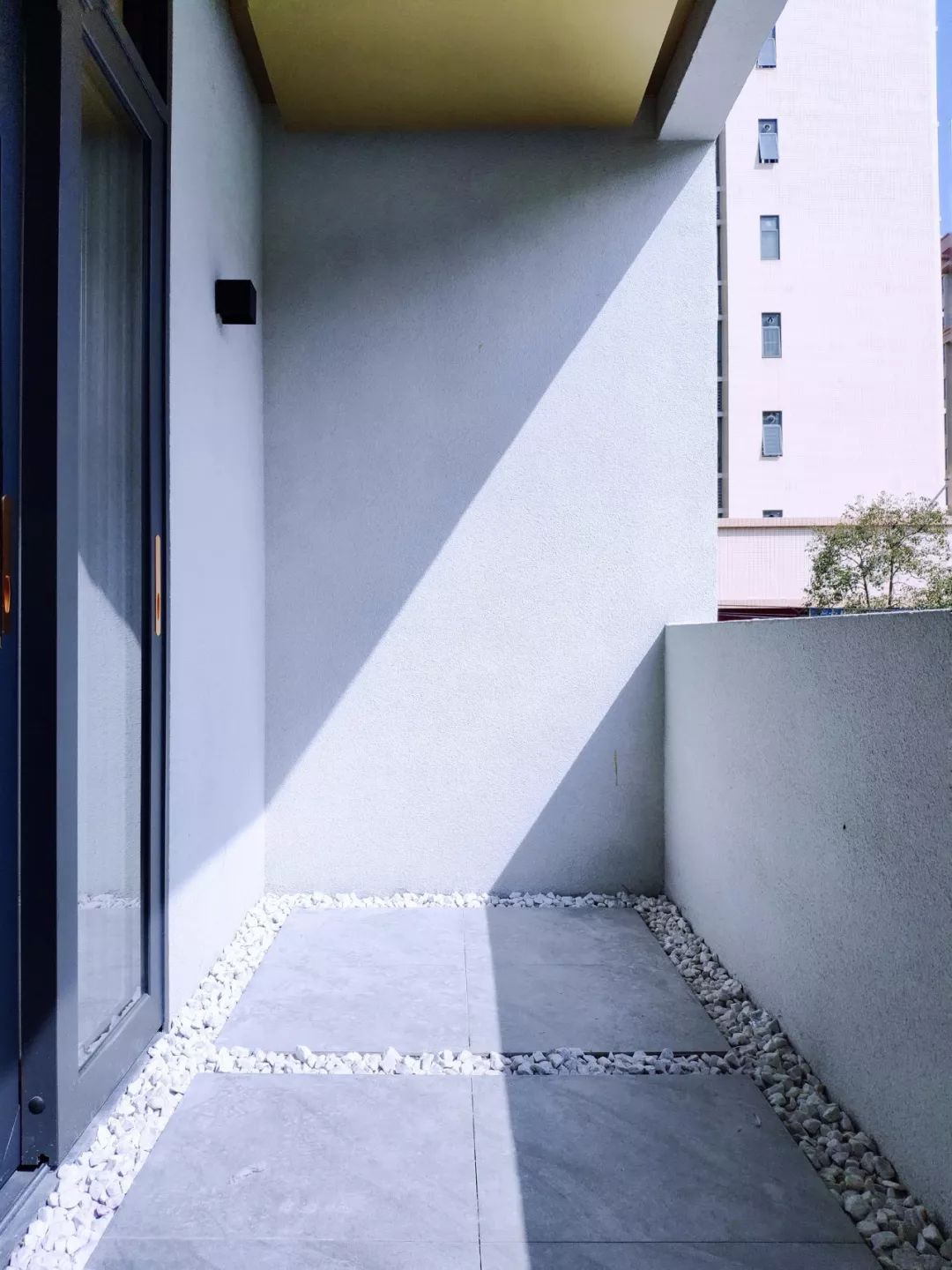 廢棄30年的舊宅，建筑師改后不僅清爽通透，還多了1間房和2個(gè)院子