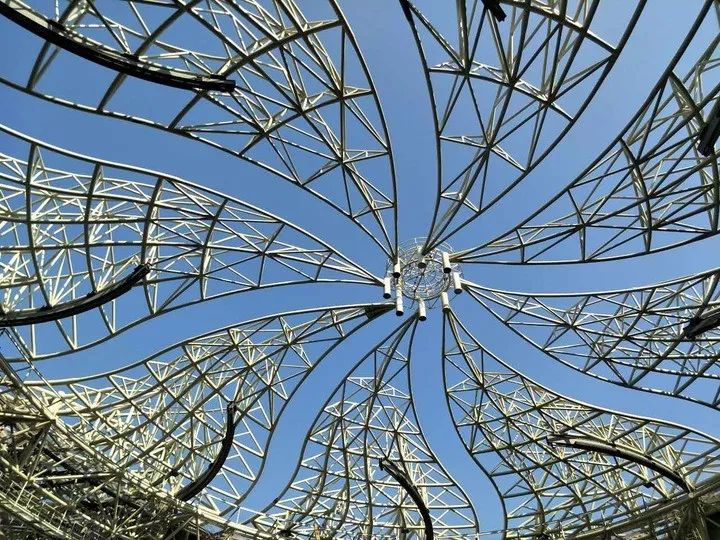 耗資11億、重達(dá)1280噸、40米高空上的“蓮花”建筑開(kāi)花了！網(wǎng)友：撲面而來(lái)的中國(guó)風(fēng)！