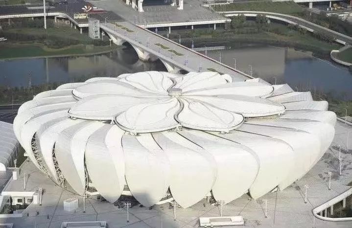 耗資11億、重達(dá)1280噸、40米高空上的“蓮花”建筑開(kāi)花了！網(wǎng)友：撲面而來(lái)的中國(guó)風(fēng)！