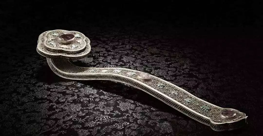 耗資11億、重達(dá)1280噸、40米高空上的“蓮花”建筑開(kāi)花了！網(wǎng)友：撲面而來(lái)的中國(guó)風(fēng)！