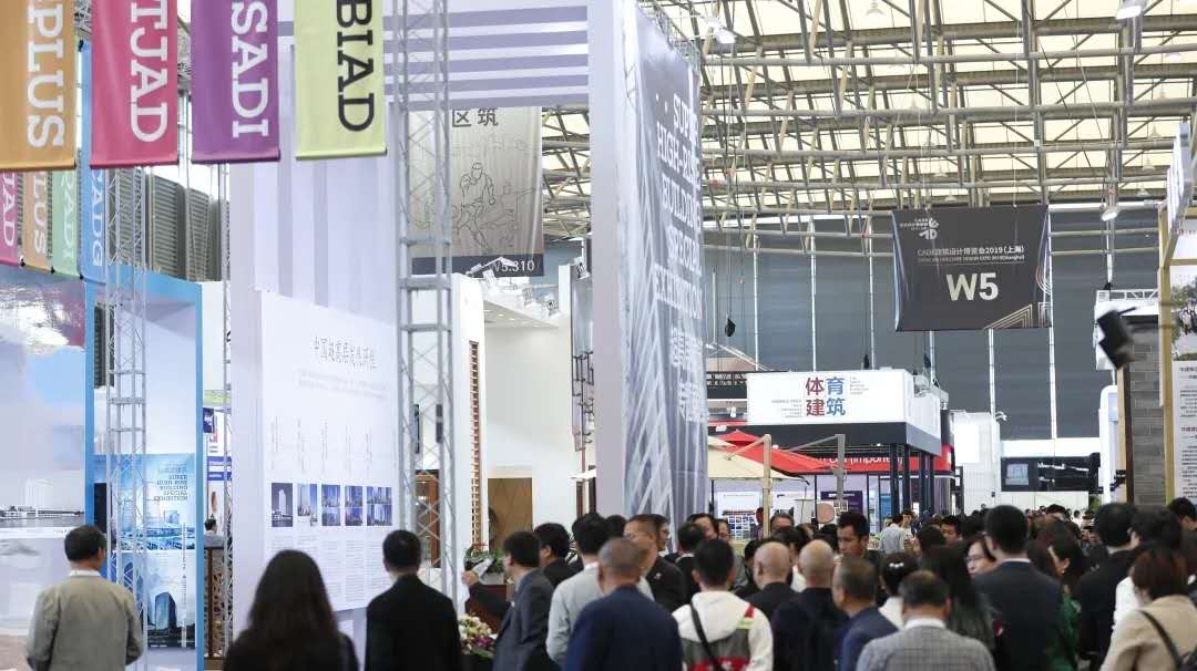 圖片包含 建筑, 人, 人們, 一群

描述已自動(dòng)生成