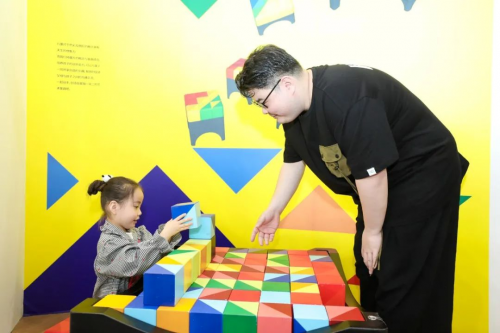 凝聚童心、童趣，“爸爸”大愛治愈天真歲月