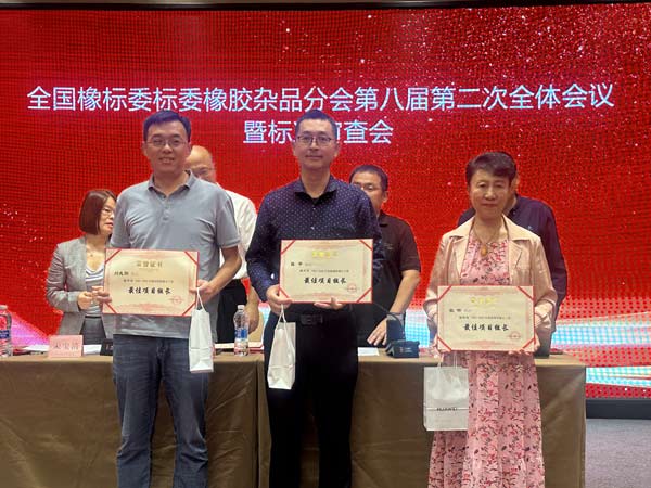 致力于防水標(biāo)準(zhǔn)制定，圣潔防水董事長(zhǎng)杜昕獲兩項(xiàng)殊榮